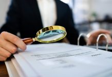 İşletmelerin mali durumlarını doğru biçimde ortaya koyması, finansal bilgilerini güvenilir şekilde raporlaması ve ilgili taraflara şeffaf bilgi sunması, ekonomik faaliyetlerin önemli unsurları arasında yer alıyor. Şirketlerin gelirleri, giderleri, varlıkları ve borçları hakkında hazırladığı finansal tablolar, yatırımcılardan kredi veren kuruluşlara kadar birçok kesimin kararlarını etkiliyor. Bu nedenle söz konusu tabloların belirli standartlara uygunluğunun bağımsız bir bakış açısıyla incelenmesi önem taşıyor. Bağımsız denetim, finansal tabloların ilgili raporlama çerçevesine uygunluğu ve önemli yanlışlık içerip içermediği hakkında görüş oluşturulmasını amaçlayan denetim faaliyetleri arasında bulunuyor. Konulu bir haber görseli.