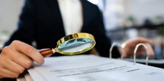 Bağımsız Denetim Nedir? İşletmelerin mali durumlarını doğru biçimde ortaya koyması, finansal bilgilerini güvenilir şekilde raporlaması ve ilgili taraflara şeffaf bilgi sunması, ekonomik faaliyetlerin önemli unsurları arasında yer alıyor. Şirketlerin gelirleri, giderleri, varlıkları ve borçları hakkında hazırladığı finansal tablolar, yatırımcılardan kredi veren kuruluşlara kadar birçok kesimin kararlarını etkiliyor. Bu nedenle söz konusu tabloların belirli standartlara uygunluğunun bağımsız bir bakış açısıyla incelenmesi önem taşıyor. Bağımsız denetim, finansal tabloların ilgili raporlama çerçevesine uygunluğu ve önemli yanlışlık içerip içermediği hakkında görüş oluşturulmasını amaçlayan denetim faaliyetleri arasında bulunuyor. Konulu bir haber görseli.