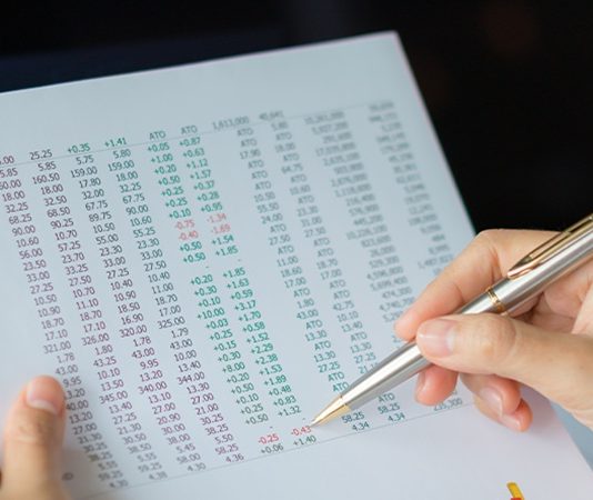 Bilanço Nedir? İşletmelerin mali durumunu değerlendirmek, sahip oldukları kaynakları takip etmek ve finansal yükümlülüklerini belirlemek için kullanılan temel finansal tabloların başında bilanço geliyor. İşletmenin belirli bir tarihte sahip olduğu varlıkları, borçlarını ve öz kaynaklarını gösteren bilanço, mali yapının genel görünümünü ortaya koyuyor. Bu tablo sayesinde işletmenin hangi kaynaklara sahip olduğu, bu kaynakların nasıl finanse edildiği ve finansal yükümlülüklerinin hangi düzeyde bulunduğu incelenebiliyor. Konulu bir haber görseli.