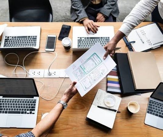 Muhasebe süreçlerinde işletmelerin mali işlemlerini düzenli biçimde takip edebilmesi, finansal durumlarını değerlendirebilmesi ve kayıtlar arasında bağlantı kurabilmesi büyük önem taşıyor. İşletmelerin gerçekleştirdiği alış ve satış işlemleri, tahsilatlar, ödemeler ve diğer mali hareketler belirli kurallar çerçevesinde kayıt altına alınıyor. Bu kayıtların hesaplara göre sınıflandırılmasını sağlayan temel muhasebe araçlarından biri ise büyük defter olarak öne çıkıyor. Muhasebe sisteminin önemli parçalarından biri olan büyük defter, işletmenin farklı hesaplarında gerçekleşen hareketlerin ayrı ayrı izlenmesine yardımcı oluyor. Konulu bir haber görseli.
