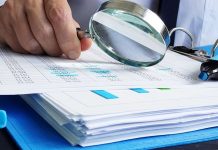 Denetçinin Sorumlulukları Nelerdir? İşletmelerin finansal bilgilerinin güvenilirliğinin değerlendirilmesi, muhasebe kayıtlarının incelenmesi ve iç kontrol süreçlerinin gözden geçirilmesi, denetim faaliyetlerinin temel amaçları arasında yer alıyor. Bu çalışmaların doğru ve tarafsız biçimde yürütülmesi ise denetçinin mesleki bilgi birikimi kadar sorumluluklarını yerine getirmesine de bağlı bulunuyor. Denetçinin sorumlulukları, denetimin planlanmasından kanıtların toplanmasına, risklerin değerlendirilmesinden raporun hazırlanmasına kadar geniş bir alanı kapsıyor. Konulu bir haber görseli.