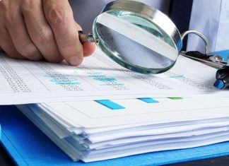 Denetçinin Sorumlulukları Nelerdir? İşletmelerin finansal bilgilerinin güvenilirliğinin değerlendirilmesi, muhasebe kayıtlarının incelenmesi ve iç kontrol süreçlerinin gözden geçirilmesi, denetim faaliyetlerinin temel amaçları arasında yer alıyor. Bu çalışmaların doğru ve tarafsız biçimde yürütülmesi ise denetçinin mesleki bilgi birikimi kadar sorumluluklarını yerine getirmesine de bağlı bulunuyor. Denetçinin sorumlulukları, denetimin planlanmasından kanıtların toplanmasına, risklerin değerlendirilmesinden raporun hazırlanmasına kadar geniş bir alanı kapsıyor. Konulu bir haber görseli.