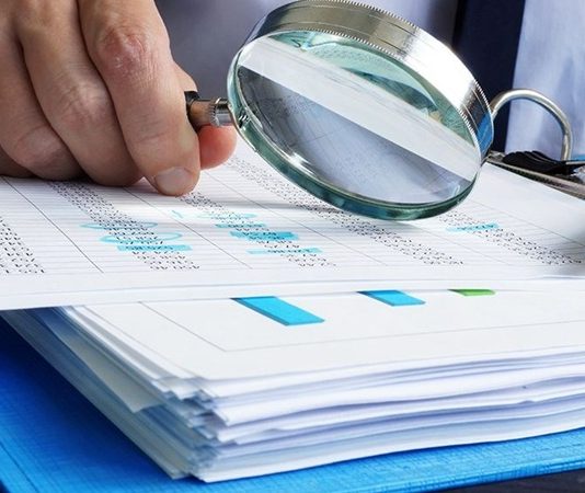 Denetçinin Sorumlulukları Nelerdir? İşletmelerin finansal bilgilerinin güvenilirliğinin değerlendirilmesi, muhasebe kayıtlarının incelenmesi ve iç kontrol süreçlerinin gözden geçirilmesi, denetim faaliyetlerinin temel amaçları arasında yer alıyor. Bu çalışmaların doğru ve tarafsız biçimde yürütülmesi ise denetçinin mesleki bilgi birikimi kadar sorumluluklarını yerine getirmesine de bağlı bulunuyor. Denetçinin sorumlulukları, denetimin planlanmasından kanıtların toplanmasına, risklerin değerlendirilmesinden raporun hazırlanmasına kadar geniş bir alanı kapsıyor. Konulu bir haber görseli.