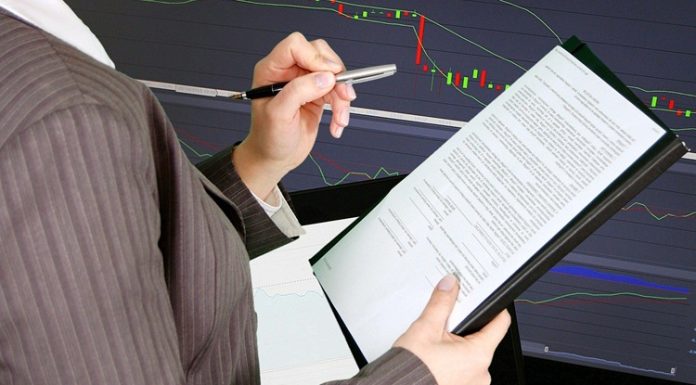 Denetim Kanıtları Nelerdir? İşletmelerin, kamu kurumlarının ve farklı kuruluşların faaliyetlerini doğru şekilde değerlendirebilmesi için incelemelerin güvenilir bilgilere dayanması gerekiyor. Mali kayıtların kontrol edilmesi, iş süreçlerinin değerlendirilmesi ve kurumların belirlenen kurallara uygun hareket edip etmediğinin incelenmesi sırasında çeşitli bilgi ve belgelerden yararlanılıyor. Denetim sonucunda ulaşılan değerlendirmelerin doğruluğunu destekleyen bu unsurlar, denetim kanıtları olarak adlandırılıyor. Konulu bir haber görseli.