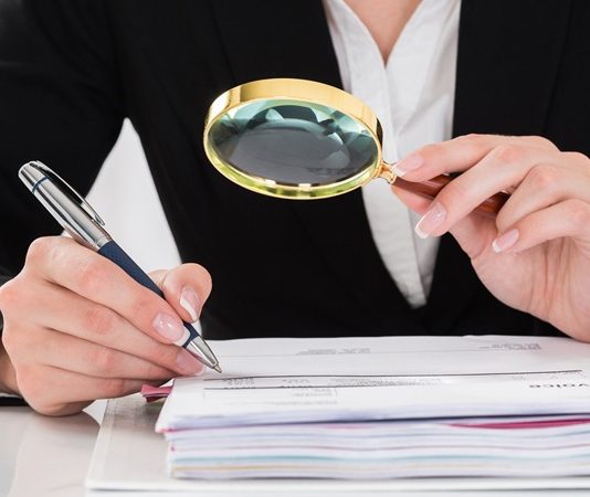 Denetim Nedir? İşletmelerin, kurumların ve kuruluşların faaliyetlerini belirlenen kurallara uygun biçimde yürütmesi, kaynaklarını doğru kullanması ve finansal bilgilerini güvenilir şekilde raporlaması büyük önem taşıyor. Faaliyetlerin planlanan hedeflere ulaşıp ulaşmadığının belirlenmesi, kayıtların kontrol edilmesi ve olası hataların tespit edilmesi için farklı inceleme yöntemlerinden yararlanılıyor. Bu süreçlerin temelinde yer alan denetim, bir kurumun işlemlerinin, kayıtlarının ve uygulamalarının belirli ölçütler doğrultusunda değerlendirilmesini ifade ediyor. Konulu bir haber görseli.
