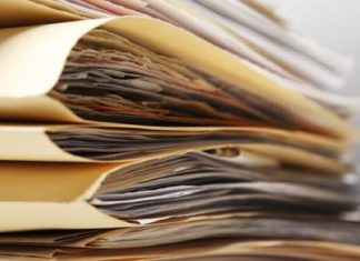 Denetim Sürecinde Belge Yönetimi İşletmelerin finansal işlemlerinin incelenmesi, muhasebe kayıtlarının doğrulanması ve iç kontrol sistemlerinin değerlendirilmesi sırasında çok sayıda belge ve bilgiye ihtiyaç duyuluyor. Faturalar, sözleşmeler, banka kayıtları, ödeme belgeleri, bordrolar ve muhasebe raporları, denetim çalışmalarının temel kaynakları arasında yer alıyor. Bu belgelerin düzenli biçimde saklanması, gerektiğinde kolayca bulunabilmesi ve güvenilirliğinin korunması, denetim sürecinde belge yönetimi konusunu önemli hale getiriyor. Konulu bir haber görseli.