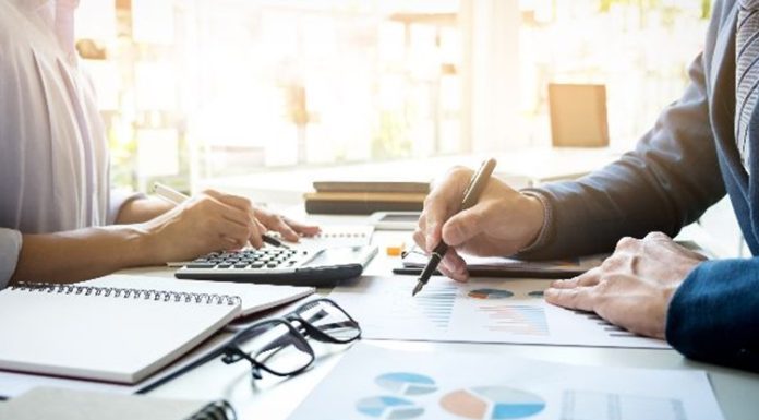 Denetimde İç Kontrol Nedir? İşletmelerin mali işlemlerini doğru şekilde yürütmesi, kaynaklarını verimli kullanması ve finansal bilgilerini güvenilir biçimde raporlaması, kurumsal yönetimin temel unsurları arasında yer alıyor. Bu süreçlerin düzenli şekilde ilerlemesi için işletmelerin faaliyetlerini kontrol altında tutan sistemlere ihtiyaç duyuluyor. Denetimde iç kontrol, işletmelerin hata ve usulsüzlük risklerini azaltmak, işlemlerin doğruluğunu desteklemek ve faaliyetlerin belirlenen kurallara uygun yürütülmesini sağlamak amacıyla uygulanan yöntemleri kapsıyor. Konulu bir haber görseli.