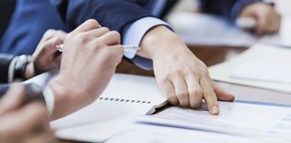 İşletmelerin finansal tablolarının incelenmesi sırasında bütün hata ve eksiklikler aynı düzeyde değerlendirilmez. Bazı yanlışlıklar finansal bilgilerin genel görünümünü önemli ölçüde etkileyebilirken bazıları kullanıcıların kararlarını değiştirecek nitelikte olmayabilir. Bu nedenle denetim çalışmalarında hangi yanlışlıkların daha fazla önem taşıdığının belirlenmesi gerekiyor. Denetimde önemlilik kavramı, finansal tablolardaki hata ve eksikliklerin tek başına veya bir arada değerlendirildiğinde finansal tablo kullanıcılarının ekonomik kararlarını etkileyip etkileyemeyeceğiyle bağlantılı bir ölçüt olarak öne çıkıyor. Konulu bir haber görseli.