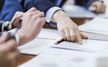 Denetimde Önemlilik Kavramı İşletmelerin finansal tablolarının incelenmesi sırasında bütün hata ve eksiklikler aynı düzeyde değerlendirilmez. Bazı yanlışlıklar finansal bilgilerin genel görünümünü önemli ölçüde etkileyebilirken bazıları kullanıcıların kararlarını değiştirecek nitelikte olmayabilir. Bu nedenle denetim çalışmalarında hangi yanlışlıkların daha fazla önem taşıdığının belirlenmesi gerekiyor. Denetimde önemlilik kavramı, finansal tablolardaki hata ve eksikliklerin tek başına veya bir arada değerlendirildiğinde finansal tablo kullanıcılarının ekonomik kararlarını etkileyip etkileyemeyeceğiyle bağlantılı bir ölçüt olarak öne çıkıyor. Konulu bir haber görseli.