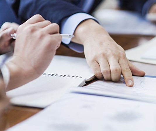 Denetimde Önemlilik Kavramı İşletmelerin finansal tablolarının incelenmesi sırasında bütün hata ve eksiklikler aynı düzeyde değerlendirilmez. Bazı yanlışlıklar finansal bilgilerin genel görünümünü önemli ölçüde etkileyebilirken bazıları kullanıcıların kararlarını değiştirecek nitelikte olmayabilir. Bu nedenle denetim çalışmalarında hangi yanlışlıkların daha fazla önem taşıdığının belirlenmesi gerekiyor. Denetimde önemlilik kavramı, finansal tablolardaki hata ve eksikliklerin tek başına veya bir arada değerlendirildiğinde finansal tablo kullanıcılarının ekonomik kararlarını etkileyip etkileyemeyeceğiyle bağlantılı bir ölçüt olarak öne çıkıyor. Konulu bir haber görseli.