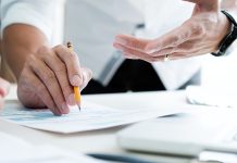 Denetim süreçlerinde işletmelerin gerçekleştirdiği tüm işlemlerin, belgelerin ve finansal kayıtların tek tek incelenmesi her zaman mümkün olmayabiliyor. Özellikle işlem hacmi yüksek olan işletmelerde denetçilerin belirli bir döneme ait binlerce belgeyi değerlendirmesi, zaman ve kaynak yönetimi açısından önemli zorluklar oluşturabiliyor. Bu nedenle denetimde örnekleme yöntemleri, denetim çalışmalarının daha sistematik ve verimli yürütülmesini sağlayan temel uygulamalar arasında yer alıyor. Konulu bir haber görseli.