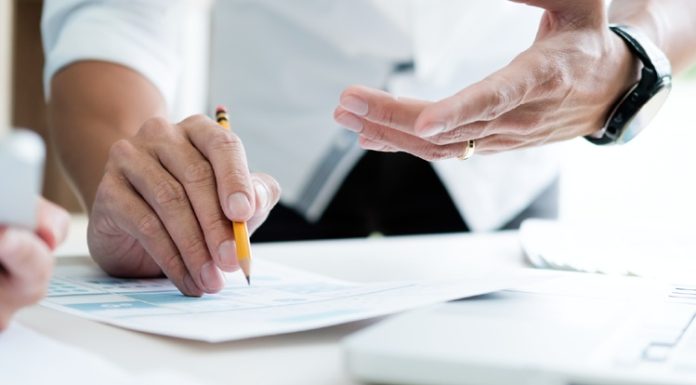 Denetimde Örnekleme Yöntemleri Denetim süreçlerinde işletmelerin gerçekleştirdiği tüm işlemlerin, belgelerin ve finansal kayıtların tek tek incelenmesi her zaman mümkün olmayabiliyor. Özellikle işlem hacmi yüksek olan işletmelerde denetçilerin belirli bir döneme ait binlerce belgeyi değerlendirmesi, zaman ve kaynak yönetimi açısından önemli zorluklar oluşturabiliyor. Bu nedenle denetimde örnekleme yöntemleri, denetim çalışmalarının daha sistematik ve verimli yürütülmesini sağlayan temel uygulamalar arasında yer alıyor. Konulu bir haber görseli.