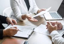 Denetimde Risk Değerlendirmesi İşletmelerin finansal bilgilerinin güvenilirliğini sağlamak ve faaliyetlerini kontrol altında tutmak amacıyla gerçekleştirilen denetim çalışmalarında risklerin doğru belirlenmesi büyük önem taşıyor. İşletmelerin mali işlemleri, iç kontrol mekanizmaları, muhasebe politikaları ve faaliyet gösterdikleri sektör, finansal tablolarda yanlışlık oluşma ihtimalini etkileyebiliyor. Denetimde risk değerlendirmesi, bu olasılıkların belirlenmesini, analiz edilmesini ve denetim çalışmalarının tespit edilen risklere göre planlanmasını sağlayan temel aşamalardan biri olarak öne çıkıyor. Konulu bir haber görseli.