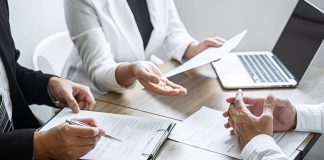Denetimde Risk Değerlendirmesi İşletmelerin finansal bilgilerinin güvenilirliğini sağlamak ve faaliyetlerini kontrol altında tutmak amacıyla gerçekleştirilen denetim çalışmalarında risklerin doğru belirlenmesi büyük önem taşıyor. İşletmelerin mali işlemleri, iç kontrol mekanizmaları, muhasebe politikaları ve faaliyet gösterdikleri sektör, finansal tablolarda yanlışlık oluşma ihtimalini etkileyebiliyor. Denetimde risk değerlendirmesi, bu olasılıkların belirlenmesini, analiz edilmesini ve denetim çalışmalarının tespit edilen risklere göre planlanmasını sağlayan temel aşamalardan biri olarak öne çıkıyor. Konulu bir haber görseli.
