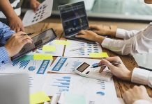 Dönem Sonu Muhasebe İşlemleri İşletmelerin belirli bir hesap döneminde gerçekleştirdiği mali faaliyetlerin doğru şekilde değerlendirilmesi, finansal durumun anlaşılması ve yeni döneme sağlıklı kayıtlarla başlanması açısından önem taşıyor. Yıl boyunca yapılan satışlar, satın almalar, tahsilatlar, ödemeler ve diğer mali işlemler, dönem sonunda yeniden gözden geçiriliyor. Bu süreçte hesapların kontrol edilmesi, gerekli düzeltmelerin yapılması ve finansal tabloların hazırlanması gibi çalışmalar yürütülüyor. Dönem sonu muhasebe işlemleri, işletmelerin mali kayıtlarını belirli bir dönemin sonunda düzenlemesini sağlayan temel muhasebe uygulamaları arasında yer alıyor. Konulu bir haber görseli.