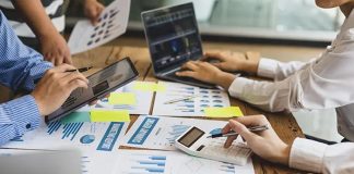 İşletmelerin belirli bir hesap döneminde gerçekleştirdiği mali faaliyetlerin doğru şekilde değerlendirilmesi, finansal durumun anlaşılması ve yeni döneme sağlıklı kayıtlarla başlanması açısından önem taşıyor. Yıl boyunca yapılan satışlar, satın almalar, tahsilatlar, ödemeler ve diğer mali işlemler, dönem sonunda yeniden gözden geçiriliyor. Bu süreçte hesapların kontrol edilmesi, gerekli düzeltmelerin yapılması ve finansal tabloların hazırlanması gibi çalışmalar yürütülüyor. Dönem sonu muhasebe işlemleri, işletmelerin mali kayıtlarını belirli bir dönemin sonunda düzenlemesini sağlayan temel muhasebe uygulamaları arasında yer alıyor. Konulu bir haber görseli.