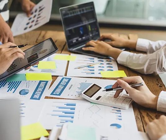 İşletmelerin belirli bir hesap döneminde gerçekleştirdiği mali faaliyetlerin doğru şekilde değerlendirilmesi, finansal durumun anlaşılması ve yeni döneme sağlıklı kayıtlarla başlanması açısından önem taşıyor. Yıl boyunca yapılan satışlar, satın almalar, tahsilatlar, ödemeler ve diğer mali işlemler, dönem sonunda yeniden gözden geçiriliyor. Bu süreçte hesapların kontrol edilmesi, gerekli düzeltmelerin yapılması ve finansal tabloların hazırlanması gibi çalışmalar yürütülüyor. Dönem sonu muhasebe işlemleri, işletmelerin mali kayıtlarını belirli bir dönemin sonunda düzenlemesini sağlayan temel muhasebe uygulamaları arasında yer alıyor. Konulu bir haber görseli.