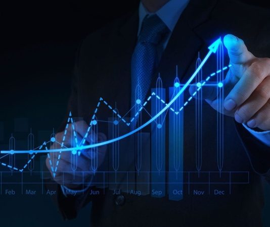 Finans Nedir? Bireylerin günlük harcamalarından şirketlerin yatırım kararlarına, bankacılık işlemlerinden devletlerin ekonomik politikalarına kadar pek çok alanda finans kavramı önemli bir yer tutuyor. Gelirlerin yönetilmesi, giderlerin planlanması, tasarrufların değerlendirilmesi ve ihtiyaç duyulan kaynakların doğru zamanda kullanılması, finansal kararların temelini oluşturuyor. Ekonomik koşulların değiştiği dönemlerde ise finans yönetimi, hem bireylerin hem de işletmelerin mali durumlarını korumaları açısından daha fazla önem kazanıyor. Konulu bir haber görseli.
