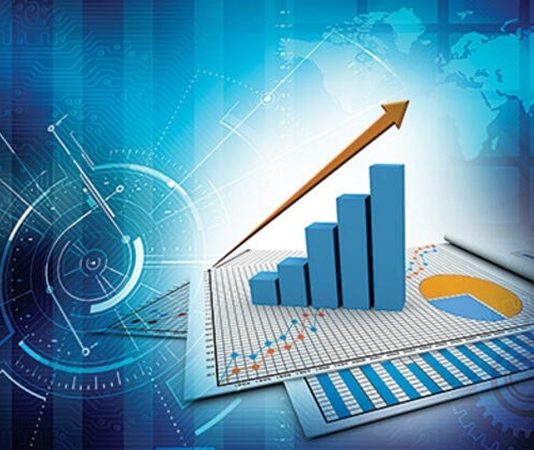 Finansal Analiz Nedir? Şirketlerin ekonomik durumlarını doğru değerlendirmesi, kaynaklarını verimli kullanması ve geleceğe yönelik kararlarını sağlam verilere dayandırması, iş dünyasında giderek daha fazla önem kazanıyor. Gelirlerin, giderlerin, varlıkların, borçların ve nakit hareketlerinin incelenmesi, işletmelerin mali yapısını anlamalarına yardımcı oluyor. Bu kapsamda finansal analiz, şirketlerin mevcut ekonomik durumunu değerlendirmek ve gelecekteki finansal kararlarına yön vermek amacıyla kullanılan temel yöntemlerden biri olarak öne çıkıyor. Konulu bir haber görseli.
