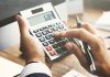 Finansal Muhasebe Nedir? İşletmelerin mali durumlarını doğru şekilde değerlendirebilmesi, gelir ve giderlerini takip edebilmesi ve ekonomik faaliyetlerinin sonuçlarını ölçebilmesi için düzenli bir muhasebe sistemine ihtiyaç duyuluyor. Bu sistemin önemli alanlarından biri olan finansal muhasebe, işletmelerin gerçekleştirdiği mali işlemlerin kaydedilmesini, sınıflandırılmasını ve finansal tablolar aracılığıyla raporlanmasını kapsıyor. Hazırlanan kayıtlar, işletmenin belirli bir dönemdeki faaliyetlerini ve mali yapısını anlamaya yardımcı oluyor. Konulu bir haber görseli.