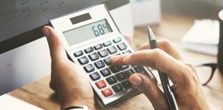 İşletmelerin mali durumlarını doğru şekilde değerlendirebilmesi, gelir ve giderlerini takip edebilmesi ve ekonomik faaliyetlerinin sonuçlarını ölçebilmesi için düzenli bir muhasebe sistemine ihtiyaç duyuluyor. Bu sistemin önemli alanlarından biri olan finansal muhasebe, işletmelerin gerçekleştirdiği mali işlemlerin kaydedilmesini, sınıflandırılmasını ve finansal tablolar aracılığıyla raporlanmasını kapsıyor. Hazırlanan kayıtlar, işletmenin belirli bir dönemdeki faaliyetlerini ve mali yapısını anlamaya yardımcı oluyor. Konulu bir haber görseli.