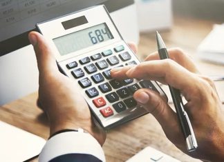 Finansal Muhasebe Nedir? İşletmelerin mali durumlarını doğru şekilde değerlendirebilmesi, gelir ve giderlerini takip edebilmesi ve ekonomik faaliyetlerinin sonuçlarını ölçebilmesi için düzenli bir muhasebe sistemine ihtiyaç duyuluyor. Bu sistemin önemli alanlarından biri olan finansal muhasebe, işletmelerin gerçekleştirdiği mali işlemlerin kaydedilmesini, sınıflandırılmasını ve finansal tablolar aracılığıyla raporlanmasını kapsıyor. Hazırlanan kayıtlar, işletmenin belirli bir dönemdeki faaliyetlerini ve mali yapısını anlamaya yardımcı oluyor. Konulu bir haber görseli.