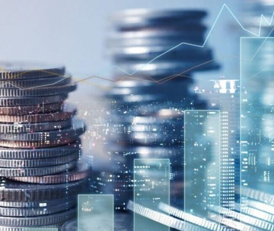 Finansal Oranlar Nasıl Kullanılır? Şirketlerin mali durumunu değerlendirmek, kârlılık düzeyini anlamak ve geleceğe yönelik finansal kararlar almak için finansal oranlar önemli analiz araçları arasında yer alıyor. İşletmelerin bilanço ve gelir tablosu gibi finansal belgelerinde bulunan veriler, belirli oranlar üzerinden karşılaştırılarak şirketin ekonomik durumu hakkında daha kapsamlı bilgiler elde edilmesini sağlıyor. Bu oranlar, yöneticilerin ve yatırımcıların şirketin güçlü yönlerini, gelişime açık alanlarını ve karşılaşabileceği finansal riskleri değerlendirmesine yardımcı oluyor. Konulu bir haber görseli.