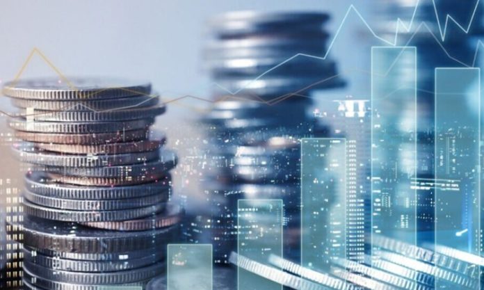 Finansal Oranlar Nasıl Kullanılır Şirketlerin mali durumunu değerlendirmek, kârlılık düzeyini anlamak ve geleceğe yönelik finansal kararlar almak için finansal oranlar önemli analiz araçları arasında yer alıyor. İşletmelerin bilanço ve gelir tablosu gibi finansal belgelerinde bulunan veriler, belirli oranlar üzerinden karşılaştırılarak şirketin ekonomik durumu hakkında daha kapsamlı bilgiler elde edilmesini sağlıyor. Bu oranlar, yöneticilerin ve yatırımcıların şirketin güçlü yönlerini, gelişime açık alanlarını ve karşılaşabileceği finansal riskleri değerlendirmesine yardımcı oluyor. Konulu bir haber görseli.