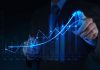 Finansal Performans Nasıl Ölçülür? Şirketlerin ekonomik durumunu değerlendirmek, hedeflerine ne ölçüde ulaştığını belirlemek ve geleceğe yönelik stratejiler geliştirmek için finansal performans ölçümü önemli bir yönetim aracı olarak öne çıkıyor. İşletmelerin yalnızca ne kadar gelir elde ettiğini incelemek, finansal durumlarını anlamak için yeterli olmuyor. Gelirlerin kâra dönüşme oranı, giderlerin kontrolü, nakit akışı, borçluluk düzeyi ve kaynakların ne kadar verimli kullanıldığı da değerlendirme sürecinde dikkate alınıyor. Konulu bir haber görseli.