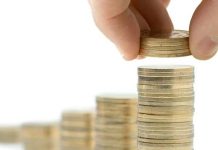 Finansal Raporlamanın Önemi Şirketlerin mali durumunu doğru değerlendirmesi, kaynaklarını verimli kullanması ve geleceğe yönelik kararlarını güvenilir verilere dayandırması açısından finansal raporlama önemli bir rol oynuyor. İşletmelerin gelirlerini, giderlerini, varlıklarını, borçlarını ve nakit hareketlerini belirli bir düzen içerisinde göstermesini sağlayan bu süreç, şirket yönetiminin yanı sıra yatırımcılar, kredi kuruluşları ve diğer ilgili taraflar için de temel bir bilgi kaynağı oluşturuyor. Finansal verilerin düzenli biçimde raporlanması, işletmelerin ekonomik durumunun daha açık şekilde anlaşılmasına katkı sağlıyor. Konulu bir haber görseli.