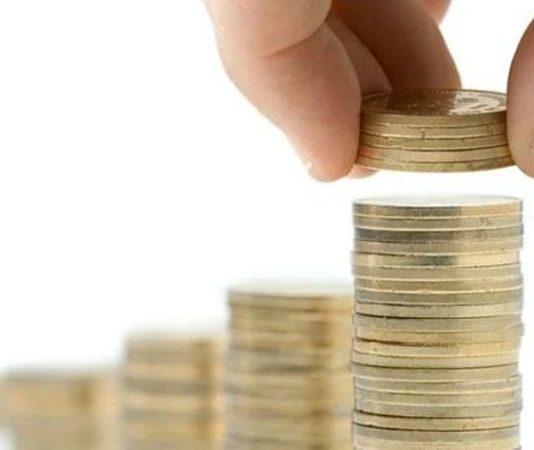 Finansal Raporlamanın Önemi Şirketlerin mali durumunu doğru değerlendirmesi, kaynaklarını verimli kullanması ve geleceğe yönelik kararlarını güvenilir verilere dayandırması açısından finansal raporlama önemli bir rol oynuyor. İşletmelerin gelirlerini, giderlerini, varlıklarını, borçlarını ve nakit hareketlerini belirli bir düzen içerisinde göstermesini sağlayan bu süreç, şirket yönetiminin yanı sıra yatırımcılar, kredi kuruluşları ve diğer ilgili taraflar için de temel bir bilgi kaynağı oluşturuyor. Finansal verilerin düzenli biçimde raporlanması, işletmelerin ekonomik durumunun daha açık şekilde anlaşılmasına katkı sağlıyor. Konulu bir haber görseli.