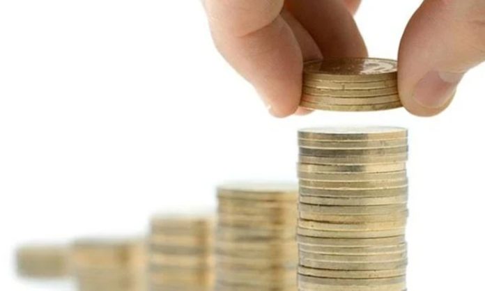 Finansal Raporlamanın Önemi Şirketlerin mali durumunu doğru değerlendirmesi, kaynaklarını verimli kullanması ve geleceğe yönelik kararlarını güvenilir verilere dayandırması açısından finansal raporlama önemli bir rol oynuyor. İşletmelerin gelirlerini, giderlerini, varlıklarını, borçlarını ve nakit hareketlerini belirli bir düzen içerisinde göstermesini sağlayan bu süreç, şirket yönetiminin yanı sıra yatırımcılar, kredi kuruluşları ve diğer ilgili taraflar için de temel bir bilgi kaynağı oluşturuyor. Finansal verilerin düzenli biçimde raporlanması, işletmelerin ekonomik durumunun daha açık şekilde anlaşılmasına katkı sağlıyor. Konulu bir haber görseli.