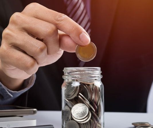 Finansal Risk Yönetimi Nedir? Şirketlerin ekonomik koşullardaki değişimlere uyum sağlaması, kaynaklarını verimli kullanması ve finansal hedeflerini sürdürülebilir biçimde gerçekleştirmesi için risklerin önceden değerlendirilmesi önem taşıyor. Faiz oranlarındaki hareketlilik, döviz kurlarındaki değişimler, tahsilat sorunları ve artan işletme maliyetleri, şirketlerin mali yapısını doğrudan etkileyebiliyor. Bu nedenle finansal risk yönetimi, işletmelerin karşılaşabileceği belirsizlikleri belirlemesine, olası kayıpları değerlendirmesine ve uygun önlemleri planlamasına yardımcı olan temel yönetim süreçleri arasında yer alıyor. Konulu bir haber görseli.