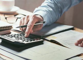 Finansal Tablolar Nasıl Okunur? İşletmelerin mali durumunu değerlendirmek, gelir ve gider dengesini anlamak ve geleceğe yönelik finansal kararlar almak için muhasebe kayıtlarından elde edilen raporlar önemli bilgiler sunuyor. Bir işletmenin ne kadar kazandığı, hangi kaynaklara sahip olduğu, borçlarının düzeyi ve nakit kaynaklarını nasıl kullandığı gibi konular finansal tablolar aracılığıyla incelenebiliyor. Ancak bu tabloların doğru yorumlanabilmesi için temel kavramların ve hesaplar arasındaki ilişkilerin bilinmesi gerekiyor. Konulu bir haber görseli.