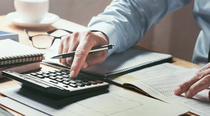 Finansal Tablolar Nasıl Okunur? İşletmelerin mali durumunu değerlendirmek, gelir ve gider dengesini anlamak ve geleceğe yönelik finansal kararlar almak için muhasebe kayıtlarından elde edilen raporlar önemli bilgiler sunuyor. Bir işletmenin ne kadar kazandığı, hangi kaynaklara sahip olduğu, borçlarının düzeyi ve nakit kaynaklarını nasıl kullandığı gibi konular finansal tablolar aracılığıyla incelenebiliyor. Ancak bu tabloların doğru yorumlanabilmesi için temel kavramların ve hesaplar arasındaki ilişkilerin bilinmesi gerekiyor. Konulu bir haber görseli.