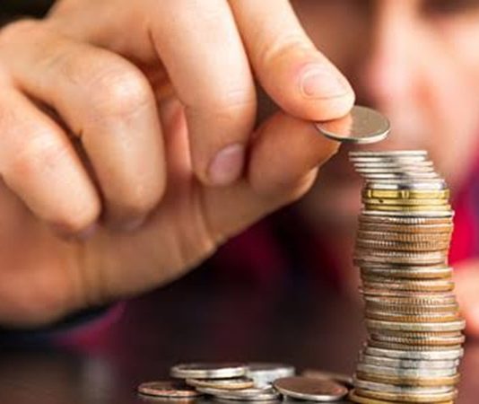 Finansman Kaynakları Nelerdir? İşletmelerin faaliyetlerini sürdürebilmesi, büyüme hedeflerine ulaşabilmesi ve yeni yatırımlar gerçekleştirebilmesi için yeterli mali kaynağa sahip olması gerekiyor. Üretim giderleri, personel ücretleri, kira, teknoloji yatırımları ve işletme sermayesi ihtiyacı, şirketlerin düzenli finansman planlaması yapmasını gerekli kılıyor. Bu noktada finansman kaynakları, işletmelerin ihtiyaç duyduğu parayı hangi yöntemlerle sağlayabileceğini belirleyen temel seçenekler arasında yer alıyor. Konulu bir haber görseli.