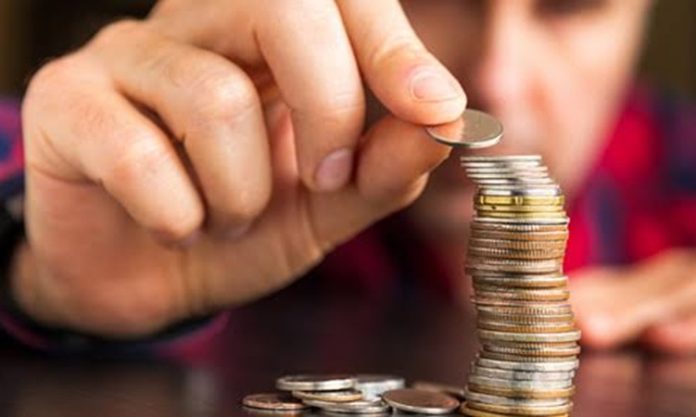 Finansman Kaynakları Nelerdir İşletmelerin faaliyetlerini sürdürebilmesi, büyüme hedeflerine ulaşabilmesi ve yeni yatırımlar gerçekleştirebilmesi için yeterli mali kaynağa sahip olması gerekiyor. Üretim giderleri, personel ücretleri, kira, teknoloji yatırımları ve işletme sermayesi ihtiyacı, şirketlerin düzenli finansman planlaması yapmasını gerekli kılıyor. Bu noktada finansman kaynakları, işletmelerin ihtiyaç duyduğu parayı hangi yöntemlerle sağlayabileceğini belirleyen temel seçenekler arasında yer alıyor. Konulu bir haber görseli.