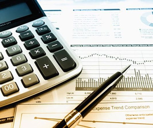 İşletmelerin belirli bir dönemde elde ettiği gelirleri, yaptığı giderleri ve faaliyetlerinin sonucunda oluşan kâr veya zararı gösteren temel finansal tabloların başında gelir tablosu geliyor. İşletmenin ekonomik performansını değerlendirmek amacıyla hazırlanan gelir tablosu, satışlardan elde edilen kazançların ve faaliyetler sırasında ortaya çıkan maliyetlerin birlikte incelenmesine imkan tanıyor. Bu tablo sayesinde işletmenin hangi kaynaklardan gelir sağladığı ve giderlerinin kârlılık üzerindeki etkisi daha anlaşılır hale geliyor. Konulu bir haber görseli.