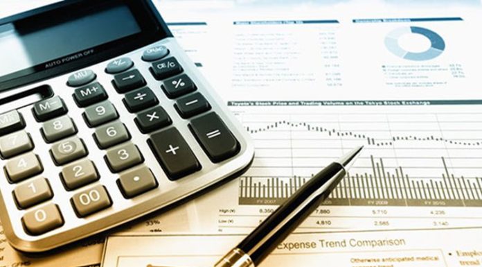 İşletmelerin belirli bir dönemde elde ettiği gelirleri, yaptığı giderleri ve faaliyetlerinin sonucunda oluşan kâr veya zararı gösteren temel finansal tabloların başında gelir tablosu geliyor. İşletmenin ekonomik performansını değerlendirmek amacıyla hazırlanan gelir tablosu, satışlardan elde edilen kazançların ve faaliyetler sırasında ortaya çıkan maliyetlerin birlikte incelenmesine imkan tanıyor. Bu tablo sayesinde işletmenin hangi kaynaklardan gelir sağladığı ve giderlerinin kârlılık üzerindeki etkisi daha anlaşılır hale geliyor. Konulu bir haber görseli.