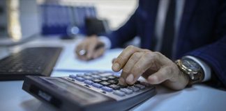 Gelir Vergisi Nedir? Bireylerin elde ettiği kazançlar üzerinden alınan vergiler, kamu gelirlerinin oluşmasında ve vergi sisteminin işleyişinde önemli bir yer tutuyor. Ücretli çalışanlardan serbest meslek sahiplerine, ticari faaliyet yürüten kişilerden kira geliri elde eden mülk sahiplerine kadar farklı gruplar, belirli koşullar altında gelir vergisi yükümlülüğüyle karşılaşabiliyor. Bu nedenle gelir vergisi, hem bireysel mali planlama hem de işletmelerin finansal süreçleri açısından dikkatle takip edilmesi gereken konular arasında bulunuyor. Konulu bir haber görseli.