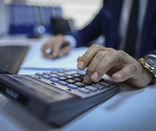 Bireylerin elde ettiği kazançlar üzerinden alınan vergiler, kamu gelirlerinin oluşmasında ve vergi sisteminin işleyişinde önemli bir yer tutuyor. Ücretli çalışanlardan serbest meslek sahiplerine, ticari faaliyet yürüten kişilerden kira geliri elde eden mülk sahiplerine kadar farklı gruplar, belirli koşullar altında gelir vergisi yükümlülüğüyle karşılaşabiliyor. Bu nedenle gelir vergisi, hem bireysel mali planlama hem de işletmelerin finansal süreçleri açısından dikkatle takip edilmesi gereken konular arasında bulunuyor. Konulu bir haber görseli.