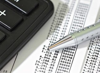 Genel Muhasebe Nedir? İşletmelerin mali durumlarını takip edebilmesi, gelir ve giderlerini kontrol altında tutabilmesi ve finansal kararlarını doğru bilgiler üzerinden alabilmesi için düzenli bir muhasebe sistemine ihtiyaç duyuluyor. Bu sistemin temel alanlarından biri olan genel muhasebe, işletmelerin mali işlemlerinin kaydedilmesini, sınıflandırılmasını, özetlenmesini ve raporlanmasını kapsıyor. İşletmenin ekonomik faaliyetlerine ilişkin bilgilerin belirli kurallar çerçevesinde kayıt altına alınması, hem günlük işleyişin hem de uzun vadeli planlamanın daha sağlıklı yürütülmesine yardımcı oluyor. Konulu bir haber görseli.