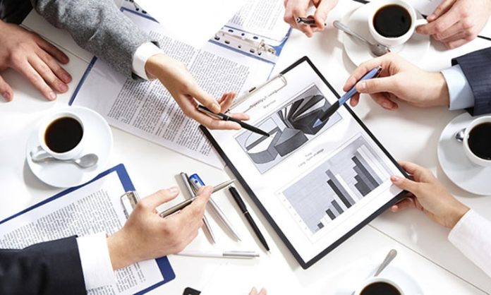 İç Kontrol Sistemleri Nasıl Çalışır İşletmelerin mali işlemlerini düzenli biçimde yürütmesi, kaynaklarını koruması ve finansal bilgilerinin doğruluğunu sağlaması, kurumsal yönetimin önemli unsurları arasında yer alıyor. Bu süreçlerin güvenilir şekilde ilerleyebilmesi için işletmelerin faaliyetlerini takip eden, olası hataları belirleyen ve riskleri azaltmaya yardımcı olan mekanizmalara ihtiyaç duyuluyor. İç kontrol sistemleri, işletmelerin günlük faaliyetlerini belirli kurallar çerçevesinde yürütmesini destekleyen ve finansal raporlamanın güvenilirliğini artırmayı amaçlayan uygulamalardan oluşuyor. Konulu bir haber görseli.