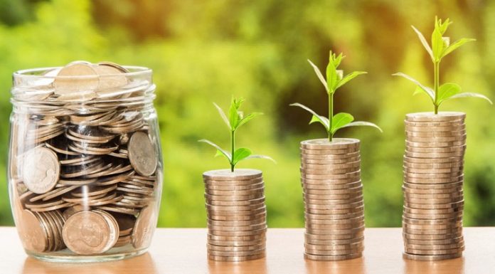 Kârlılık Analizi Nedir? Şirketlerin finansal performansını değerlendirmek, kaynaklarını verimli kullanmak ve uzun vadeli büyüme hedeflerine ulaşmak için gelir ve gider dengesini doğru şekilde takip etmesi gerekiyor. Satışların artması her zaman işletmenin daha fazla kazanç elde ettiği anlamına gelmiyor. Üretim maliyetleri, personel giderleri, finansman yükü ve operasyonel harcamalar, elde edilen gelirin ne kadarının kâra dönüştüğünü doğrudan etkileyebiliyor. Bu nedenle kârlılık analizi, işletmelerin finansal durumunu değerlendirmesinde ve stratejik kararlar alırken başvurduğu temel analiz yöntemleri arasında bulunuyor. Konulu bir haber görseli.