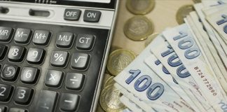 Katma Değer Vergisi Nedir? Türkiye’de mal ve hizmet alışverişlerinde uygulanan temel vergilerden biri olan Katma Değer Vergisi (KDV), tüketim üzerinden alınan dolaylı vergiler arasında yer alıyor. Günlük alışverişlerden işletmelerin ticari faaliyetlerine kadar geniş bir alanda karşılaşılan bu vergi, ürünlerin ve hizmetlerin satış fiyatlarına yansıyabiliyor. Tüketiciler çoğunlukla satın aldıkları ürünlerin fiyatı içerisinde KDV öderken işletmeler de verginin hesaplanması, beyan edilmesi ve ilgili sürelerde ödenmesi süreçlerinde sorumluluk üstleniyor. Konulu bir haber görseli.
