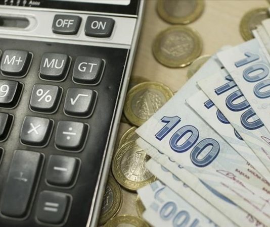 Katma Değer Vergisi Nedir? Türkiye’de mal ve hizmet alışverişlerinde uygulanan temel vergilerden biri olan Katma Değer Vergisi (KDV), tüketim üzerinden alınan dolaylı vergiler arasında yer alıyor. Günlük alışverişlerden işletmelerin ticari faaliyetlerine kadar geniş bir alanda karşılaşılan bu vergi, ürünlerin ve hizmetlerin satış fiyatlarına yansıyabiliyor. Tüketiciler çoğunlukla satın aldıkları ürünlerin fiyatı içerisinde KDV öderken işletmeler de verginin hesaplanması, beyan edilmesi ve ilgili sürelerde ödenmesi süreçlerinde sorumluluk üstleniyor. Konulu bir haber görseli.