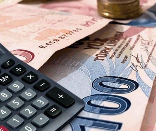 Türkiye’de şirketlerin ve belirli kurumların elde ettikleri kazançlar üzerinden ödemekle yükümlü oldukları vergiler arasında kurumlar vergisi önemli bir yer tutuyor. İşletmelerin mali yükümlülüklerini belirleyen bu vergi, şirketlerin yıllık kazançlarının hesaplanması, beyan edilmesi ve ilgili süreler içerisinde ödenmesi süreçleriyle doğrudan bağlantılı bulunuyor. Kurumlar vergisinin kapsamı, mükelleflerin hukuki statüsüne ve elde ettikleri kazançların niteliğine göre belirleniyor. Konulu bir haber görseli.