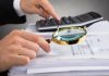 Mali Denetim Nedir? İşletmelerin finansal faaliyetlerini doğru şekilde yürütmesi, kaynaklarını verimli kullanması ve mali yükümlülüklerini yerine getirmesi, sürdürülebilir bir yönetim anlayışının temel unsurları arasında bulunuyor. Gelir ve giderlerin düzenli kaydedilmesi, finansal tabloların gerçeğe uygun bilgiler sunması ve mali işlemlerin mevzuata uygun biçimde gerçekleştirilmesi, kurumların mali yapısının sağlıklı değerlendirilmesini sağlıyor. Bu süreçte mali denetim, işletmelerin finansal kayıtlarının ve uygulamalarının incelenmesine yardımcı olan önemli bir kontrol mekanizması olarak öne çıkıyor. Konulu bir haber görseli.