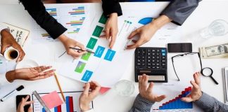 İşletmelerin faaliyetlerini sürdürebilmesi, üretim süreçlerini planlayabilmesi ve finansal kaynaklarını verimli kullanabilmesi için maliyetlerini doğru şekilde hesaplaması gerekiyor. Üretimden satışa, iş gücünden ham madde kullanımına kadar birçok unsur işletmelerin toplam giderlerini etkiliyor. Bu giderlerin belirlenmesi ve değerlendirilmesi, işletmelerin fiyatlandırma politikalarından kârlılık analizlerine kadar pek çok kararında önemli rol oynuyor. Bu noktada maliyet muhasebesi, işletmelerin maliyetlerini sistemli biçimde takip etmesini sağlayan temel muhasebe alanlarından biri olarak öne çıkıyor. Konulu bir haber görseli.