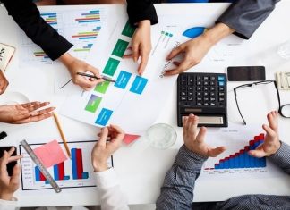 Maliyet Muhasebesi Nedir? İşletmelerin faaliyetlerini sürdürebilmesi, üretim süreçlerini planlayabilmesi ve finansal kaynaklarını verimli kullanabilmesi için maliyetlerini doğru şekilde hesaplaması gerekiyor. Üretimden satışa, iş gücünden ham madde kullanımına kadar birçok unsur işletmelerin toplam giderlerini etkiliyor. Bu giderlerin belirlenmesi ve değerlendirilmesi, işletmelerin fiyatlandırma politikalarından kârlılık analizlerine kadar pek çok kararında önemli rol oynuyor. Bu noktada maliyet muhasebesi, işletmelerin maliyetlerini sistemli biçimde takip etmesini sağlayan temel muhasebe alanlarından biri olarak öne çıkıyor. Konulu bir haber görseli.